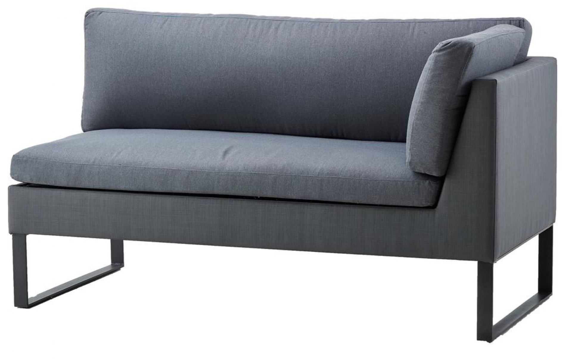 Graues Flex Outdoor Sofa 2-Sitzer links von Cane-Line mit bequemen Polstern und modernem Design.