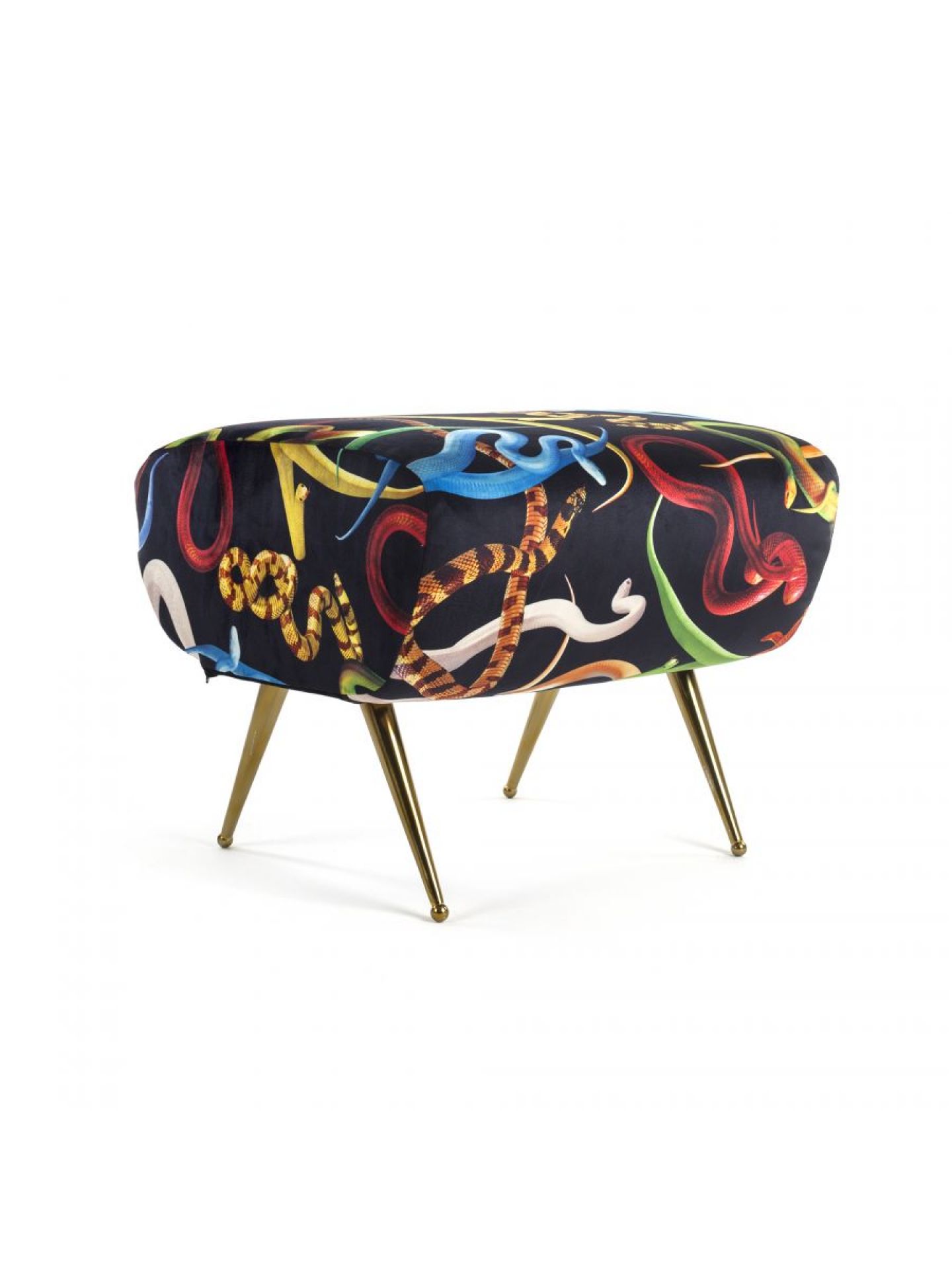 Toiletpaper Pouf Hocker Snakes Seletti mit Schlangenmuster und goldenen Beinen auf weißem Hintergrund.
