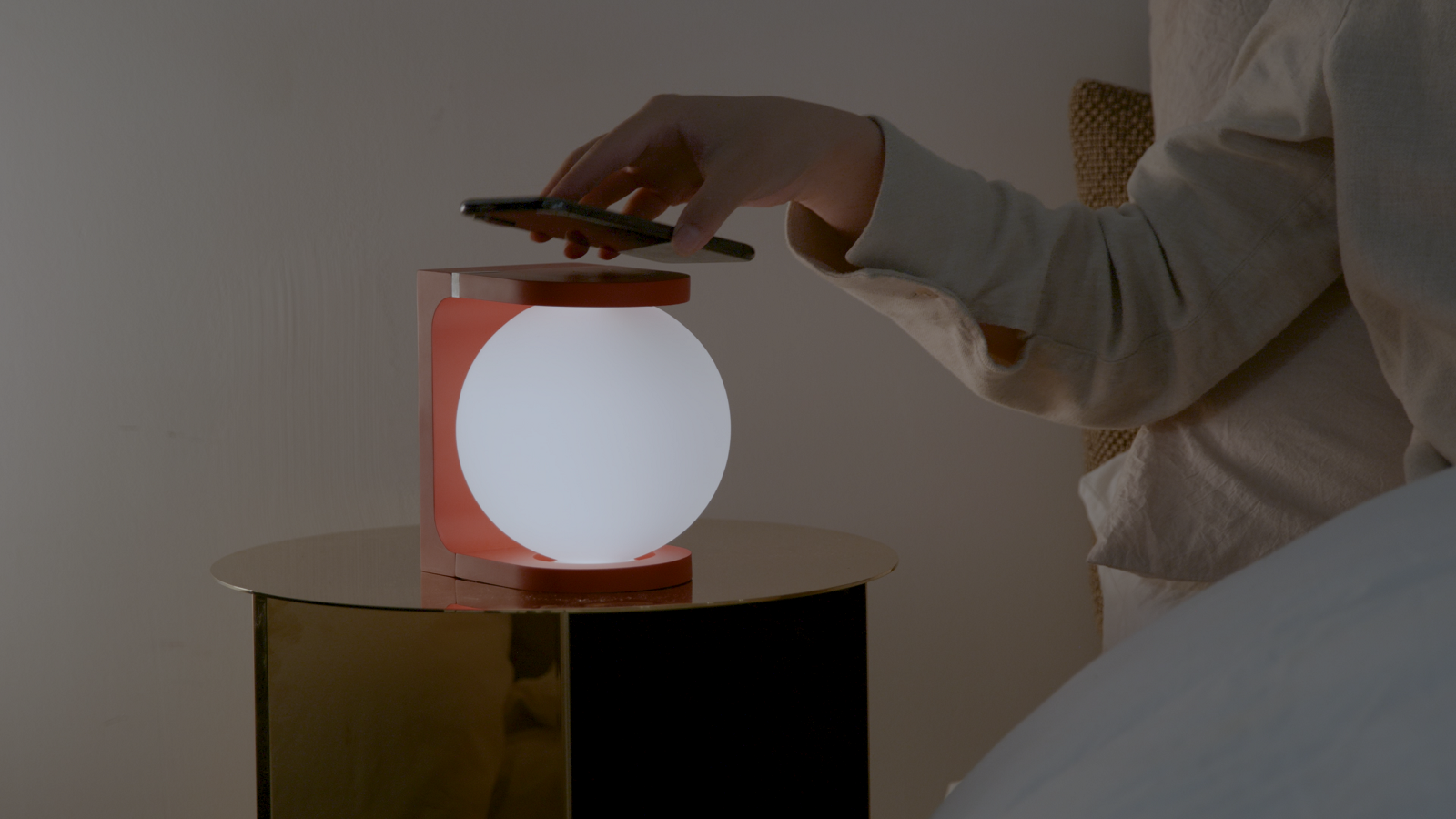 Plat Reading Lamp Tischleuchte von house of home auf Nachttisch, mit Handy bedient.