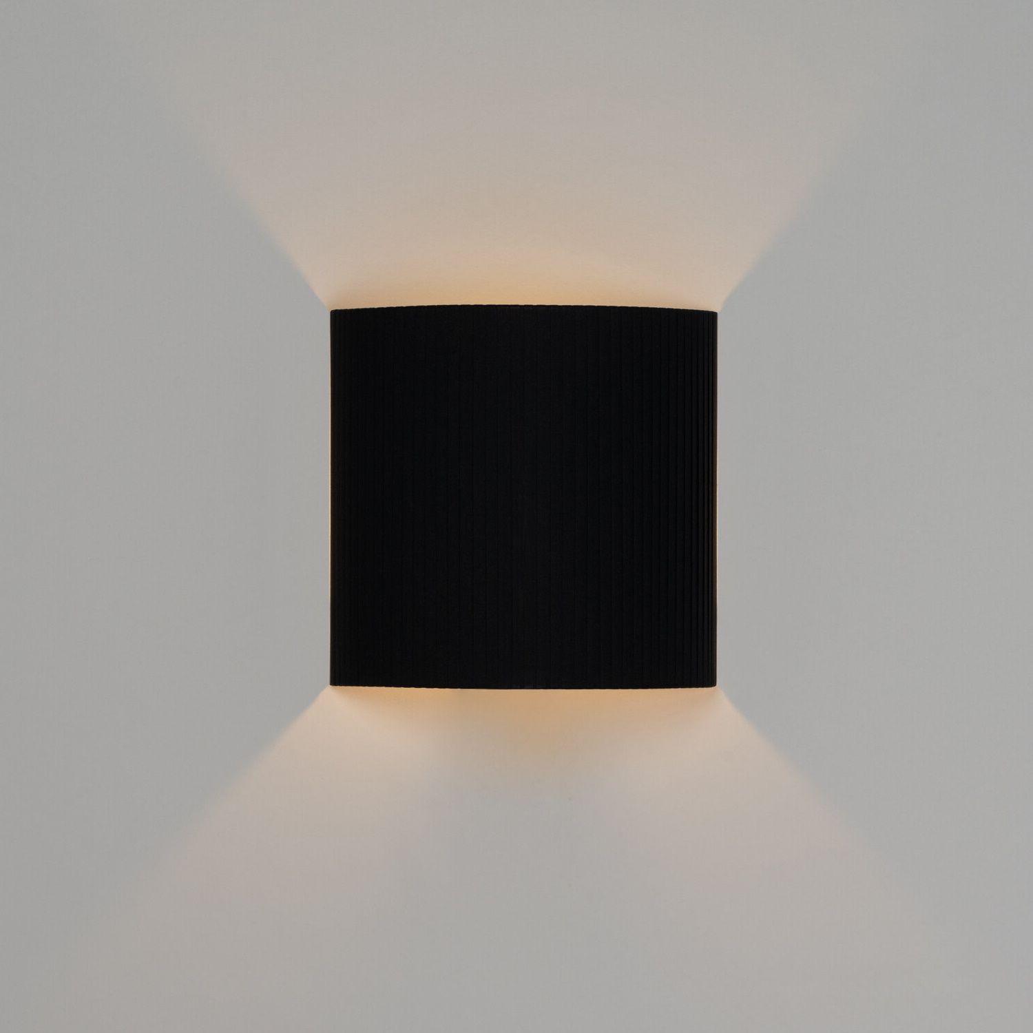 Quadratische, schwarze Wandleuchte "Comodín cuadrado" von Santa & Cole mit indirekter Beleuchtung.