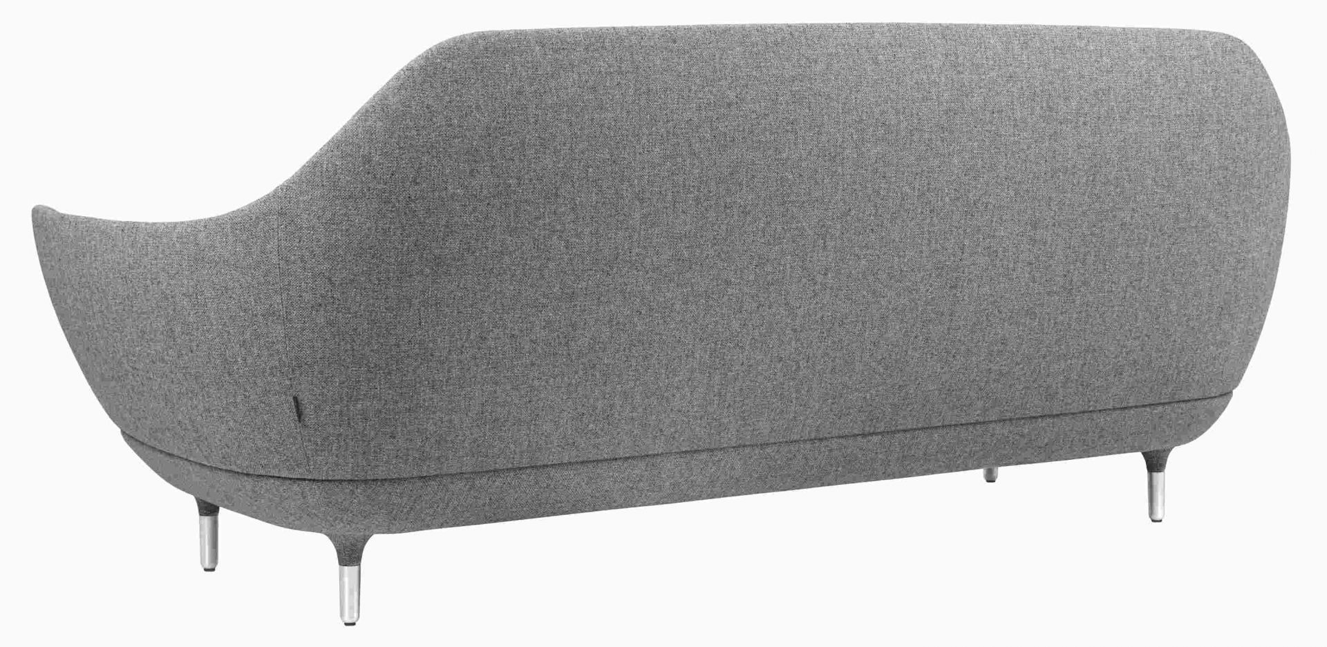 Rückansicht des Favn Sofas von Fritz Hansen in grauem Stoff mit Metallbeinen.