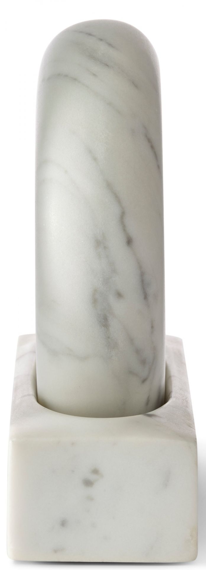 Tondo Mörser mit Stößel von Design House Stockholm aus weißem Marmor, Nahaufnahme.