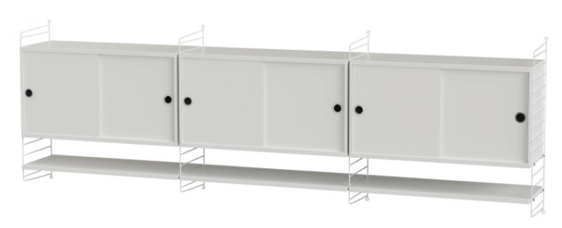 Weißes String Regalsystem mit Schiebetüren und Regalböden für das Wohnzimmer.