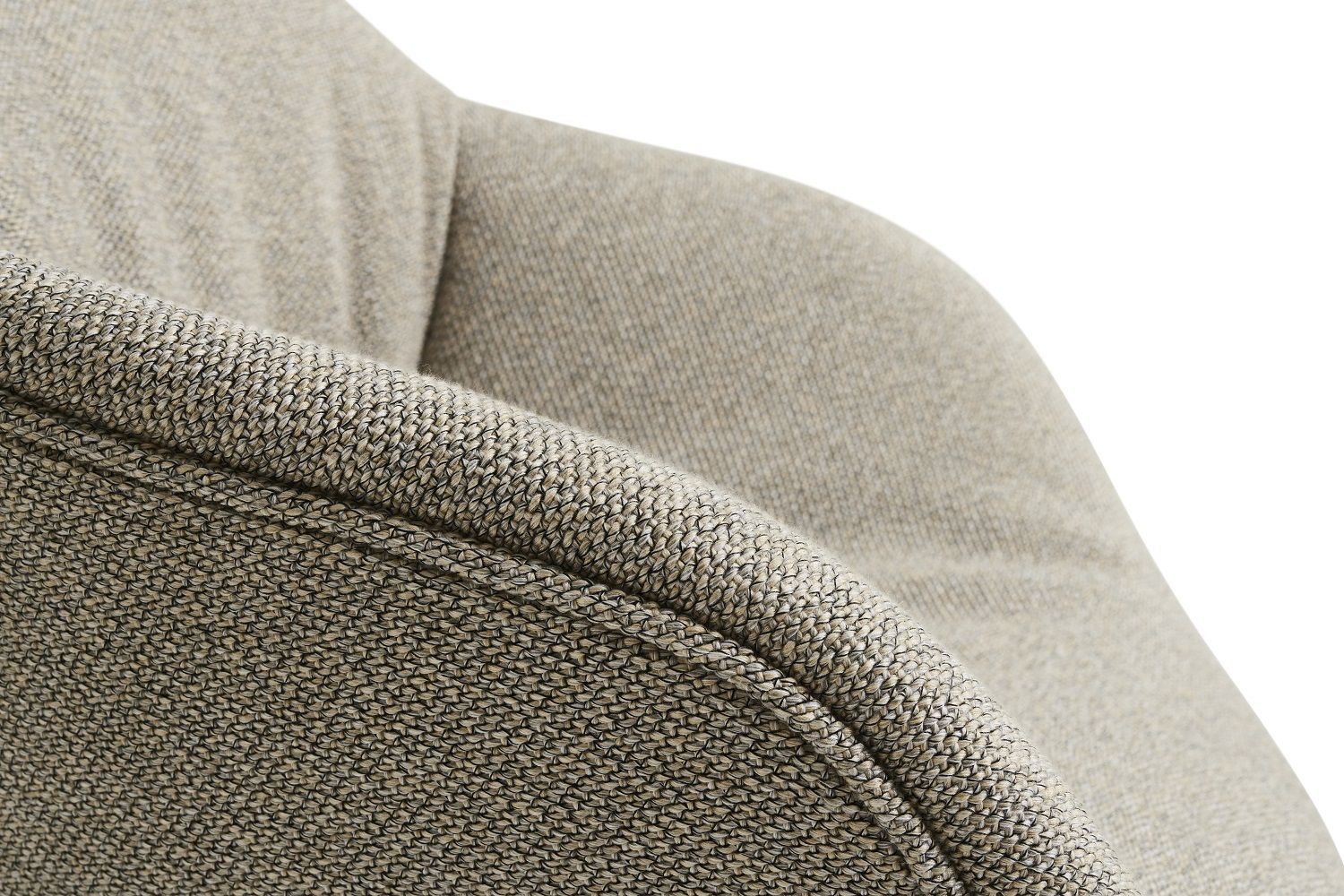 Detailaufnahme: About a Chair AAC 227 Stuhl, beiger Stoffbezug, Textur und Polsterung.