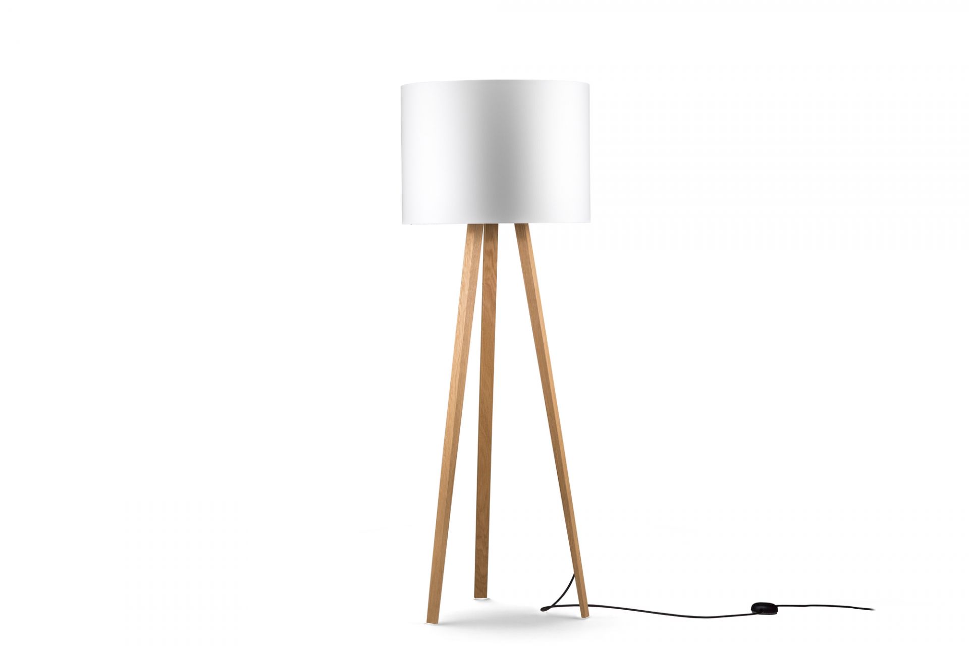 Luca Stand Stehleuchte mit Eichenholz-Gestell und weißem Lampenschirm für Wohnzimmer und Schlafzimmer.