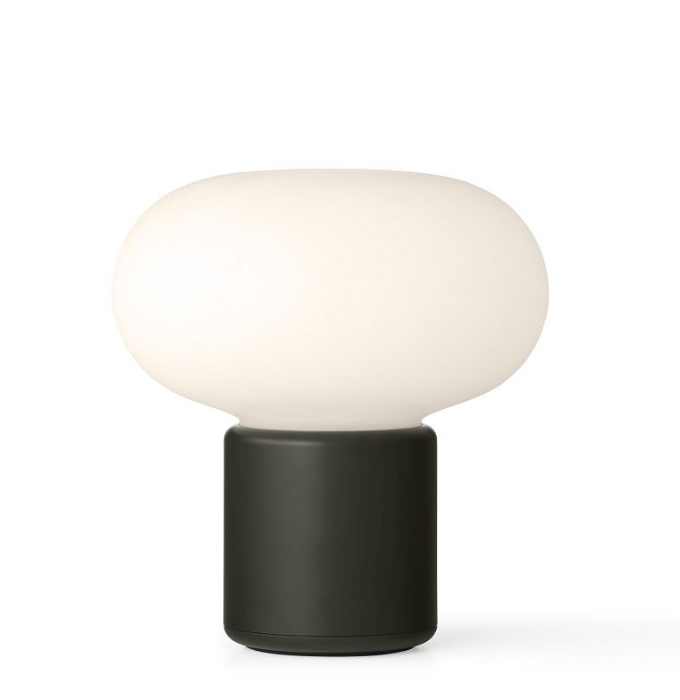Karl-Johan Tischleuchte in Waldgrün: Moderne Akkuleuchte für stimmungsvolle Beleuchtung im Innenbereich.
