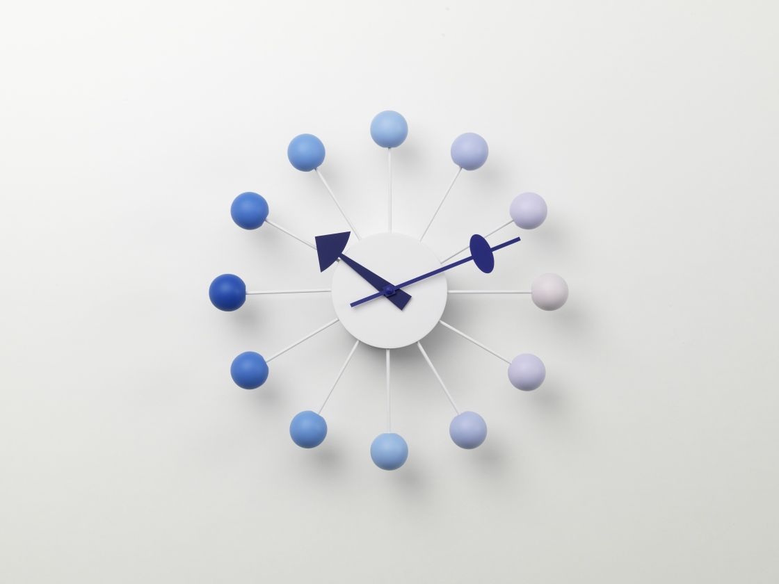 Ball Clock Wanduhr Dawn Vitra LIMITED EDITION mit blauen Kugeln und Zeigern.