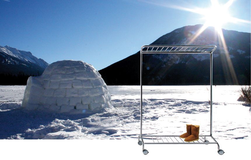 Nox Vesta Kleiderbügelständer Rexite aus Chrom mit Rollen und Schuhen vor verschneiter Winterlandschaft.