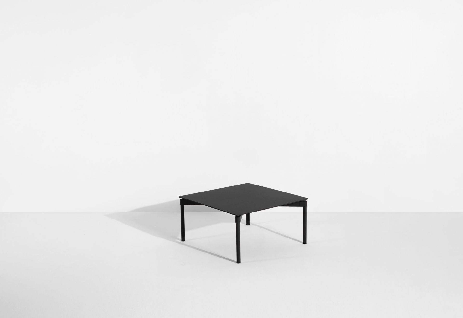 Schwarzer Fromme Coffee Table Couchtisch von Petite Friture, quadratisch und minimalistisch.