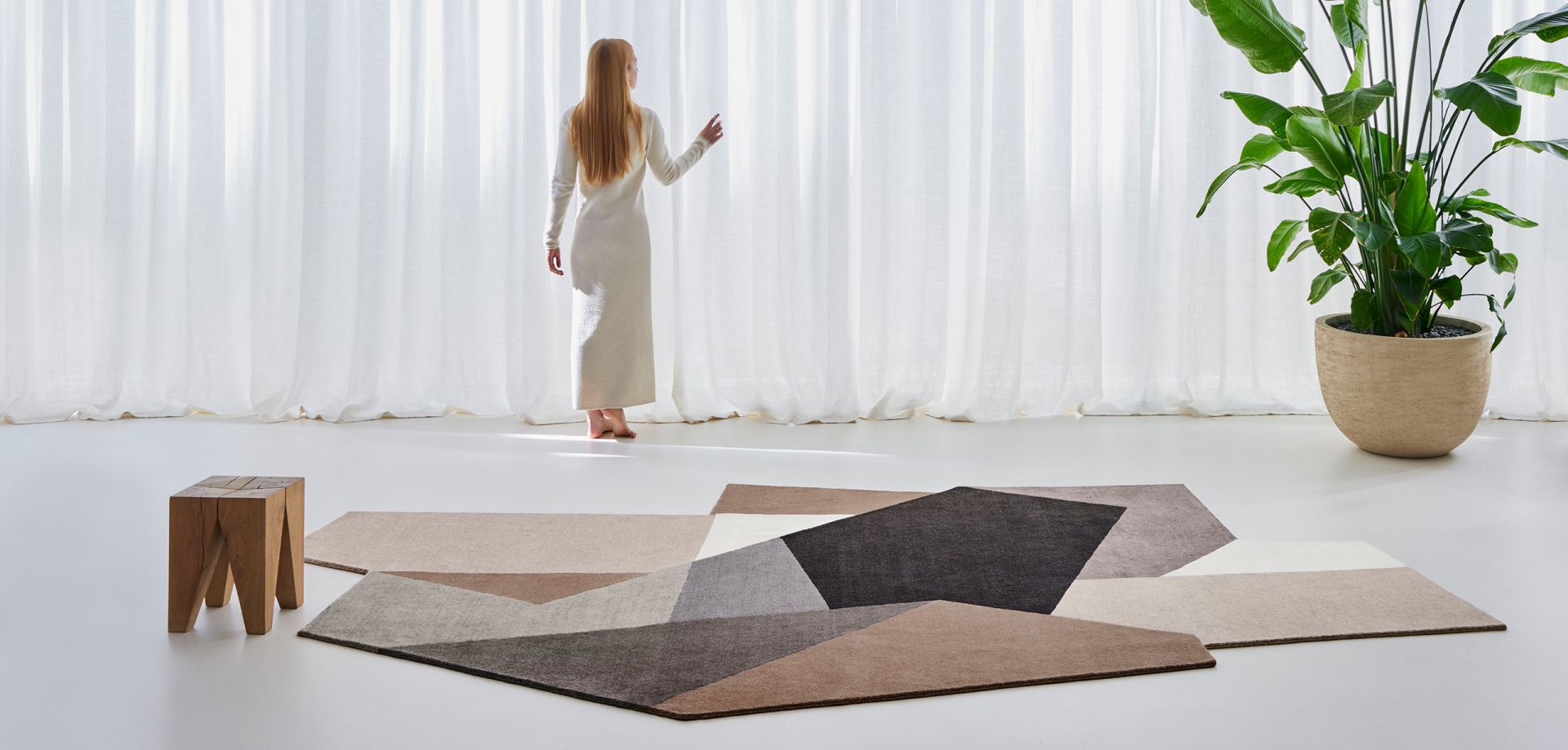 Loko Rug Teppich Natural Gan mit geometrischem Muster in natürlichen Farben im hellen Raum.