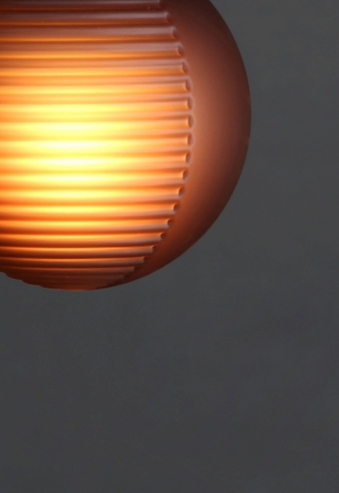 Detailaufnahme der Stellar Grape Pendelleuchte von Pulpo, eine moderne Hängelampe mit gerippter Oberfläche.