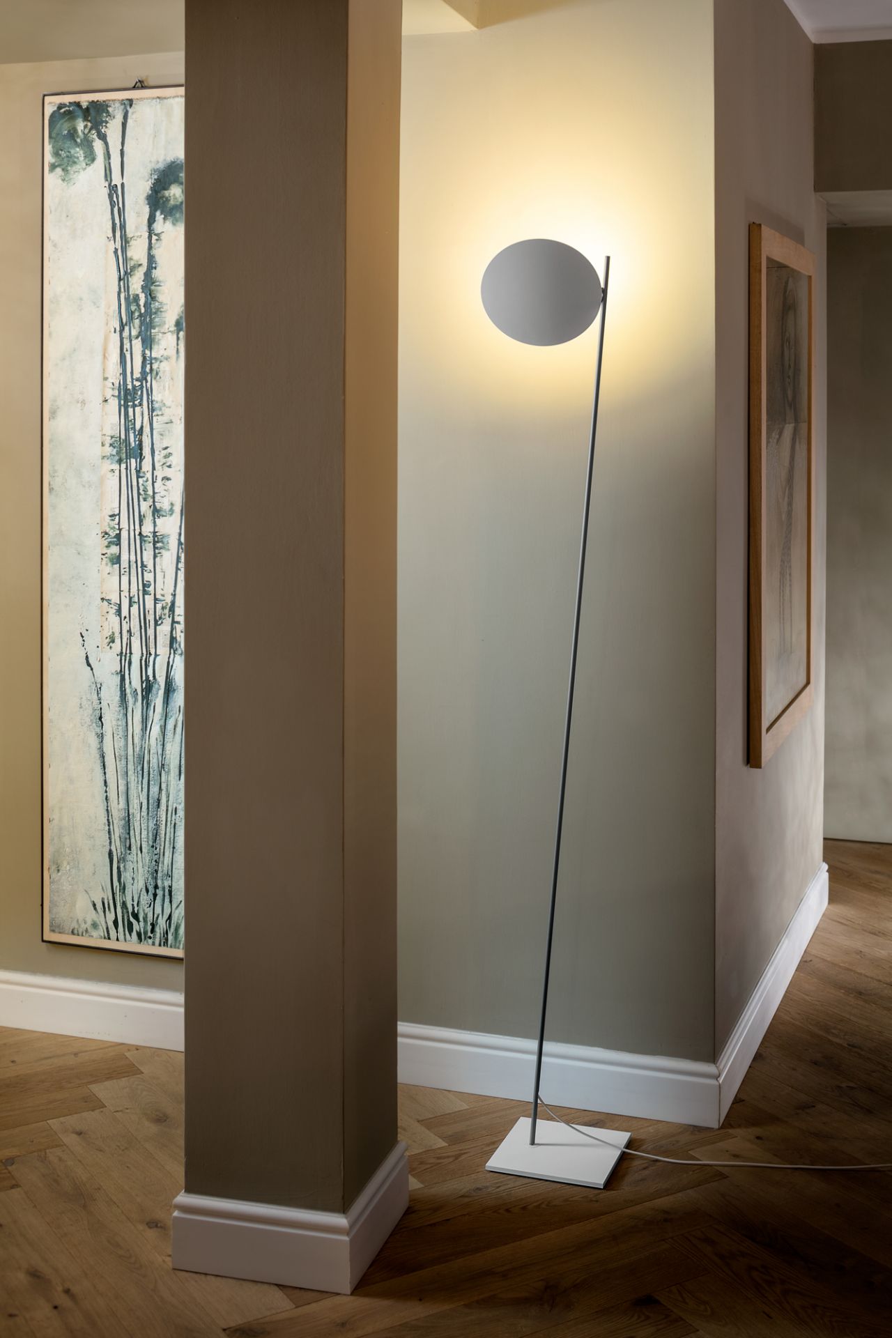 Elegante Lederam Stehleuchte von Catellani & Smith mit rundem Lampenschirm und warmem Licht.