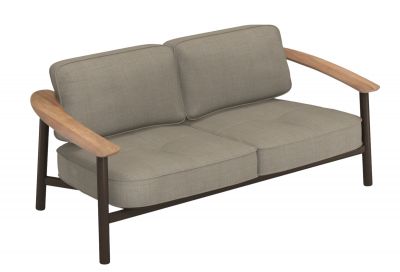 Emu Twins Sofa Outdoor, modernes 2-Sitzer Gartensofa mit Armlehnen aus Holz und beigen Polstern.