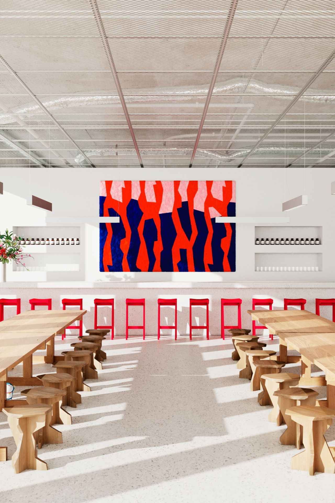 Innenaufnahme mit Tischen und FELS Hocker Esche Out aus hellem Holz in einem Restaurant.