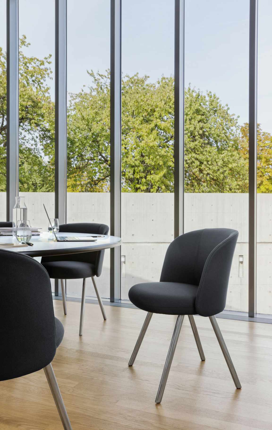 Grauer Mikado Side Chair Stuhl von Vitra mit Metallbeinen in modernem Büroambiente.