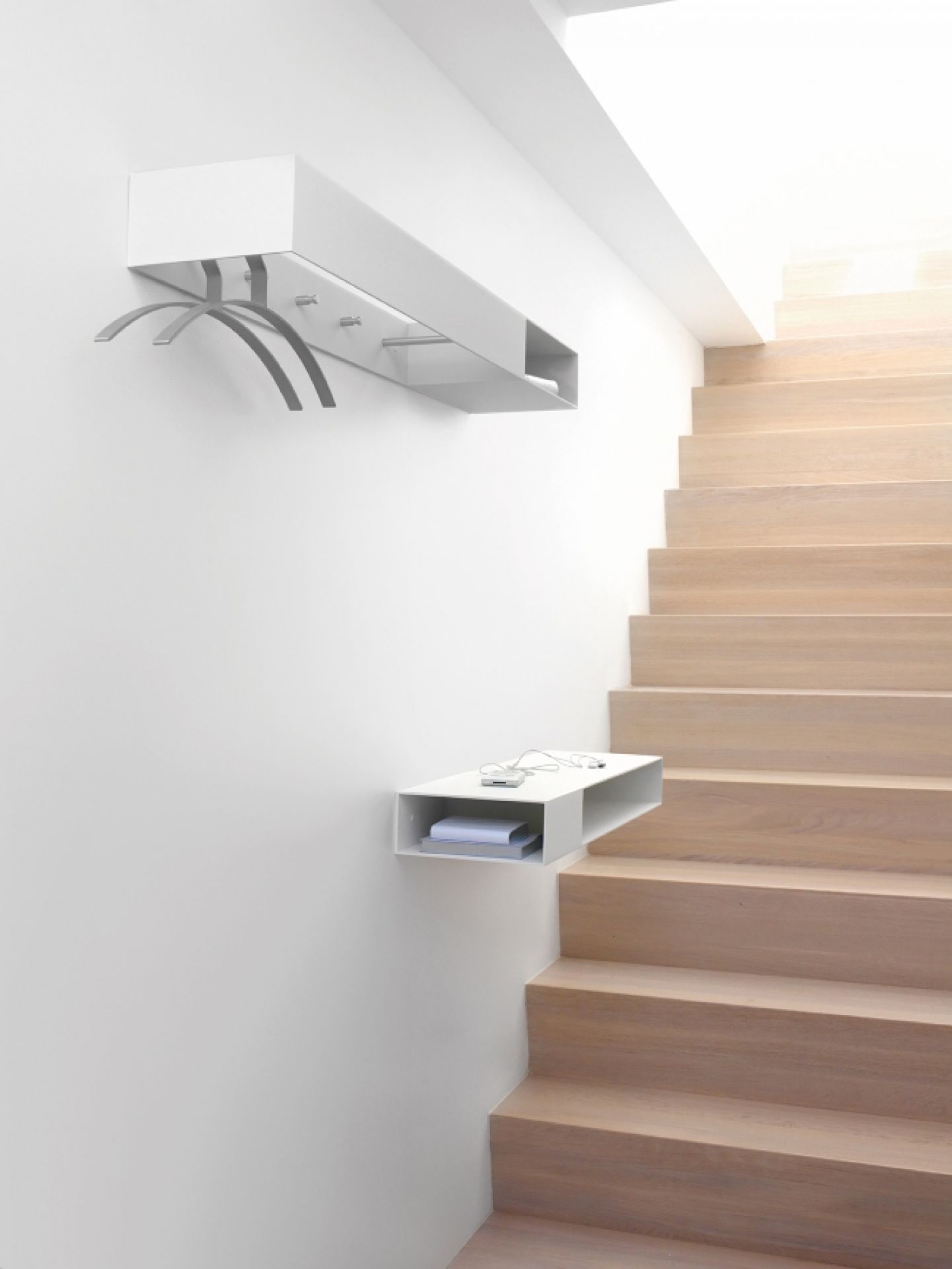 Weiße Schönbuch Match Garderobe, horizontal an der Wand montiert, mit Ablage und Kleiderbügeln.