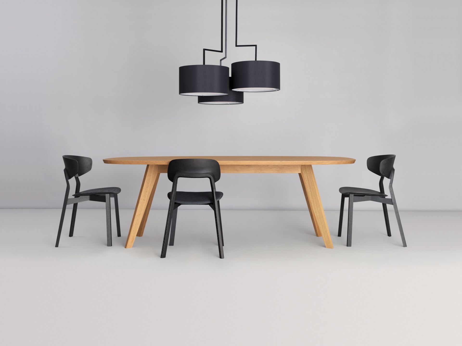 Ovaler CENA Tisch aus Holz mit schwarzen Stühlen und moderner Lampe für Esszimmer.