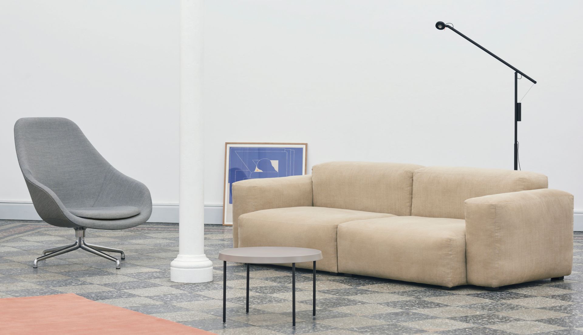 Grauer About a Lounge AAL 91 Drehsessel von Hay im modernen Wohnzimmer.