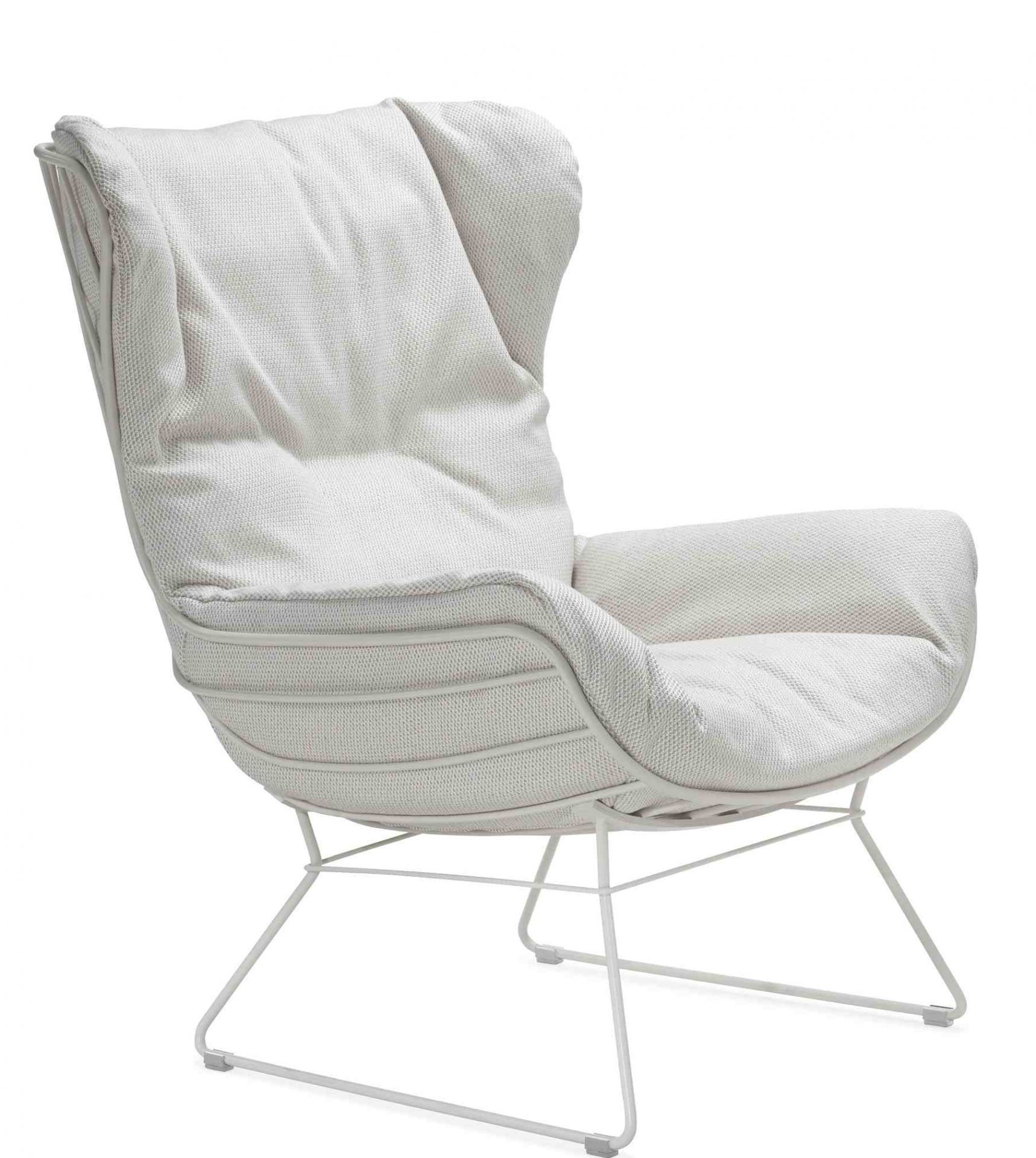 Weißer Leyasol Wingback Outdoor Sessel der Freifrau Manufaktur mit filigranem Metallgestell und bequemen Polstern.