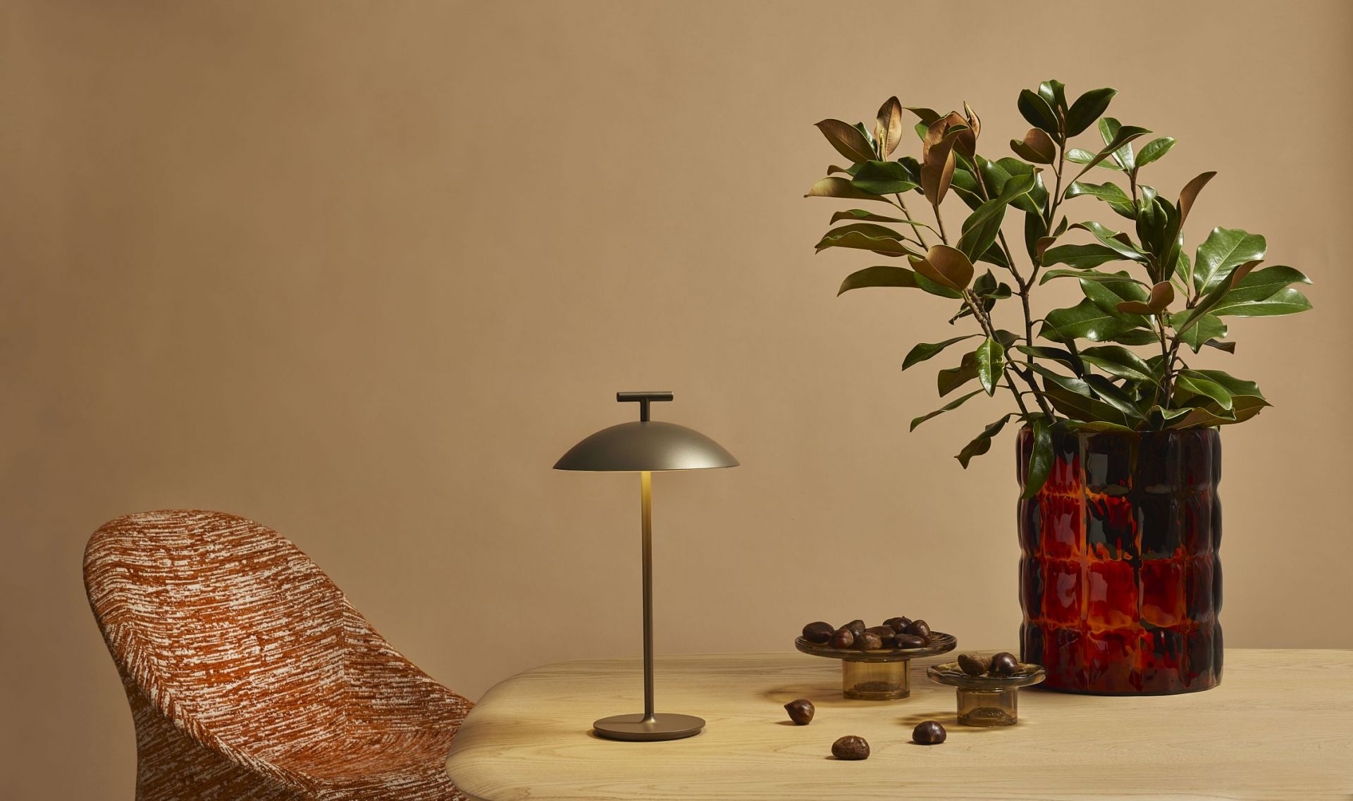 Mini Geen-A Tischlampe von Kartell in Ziegelrot: Akku-betriebene Lampe für stimmungsvolle Beleuchtung.