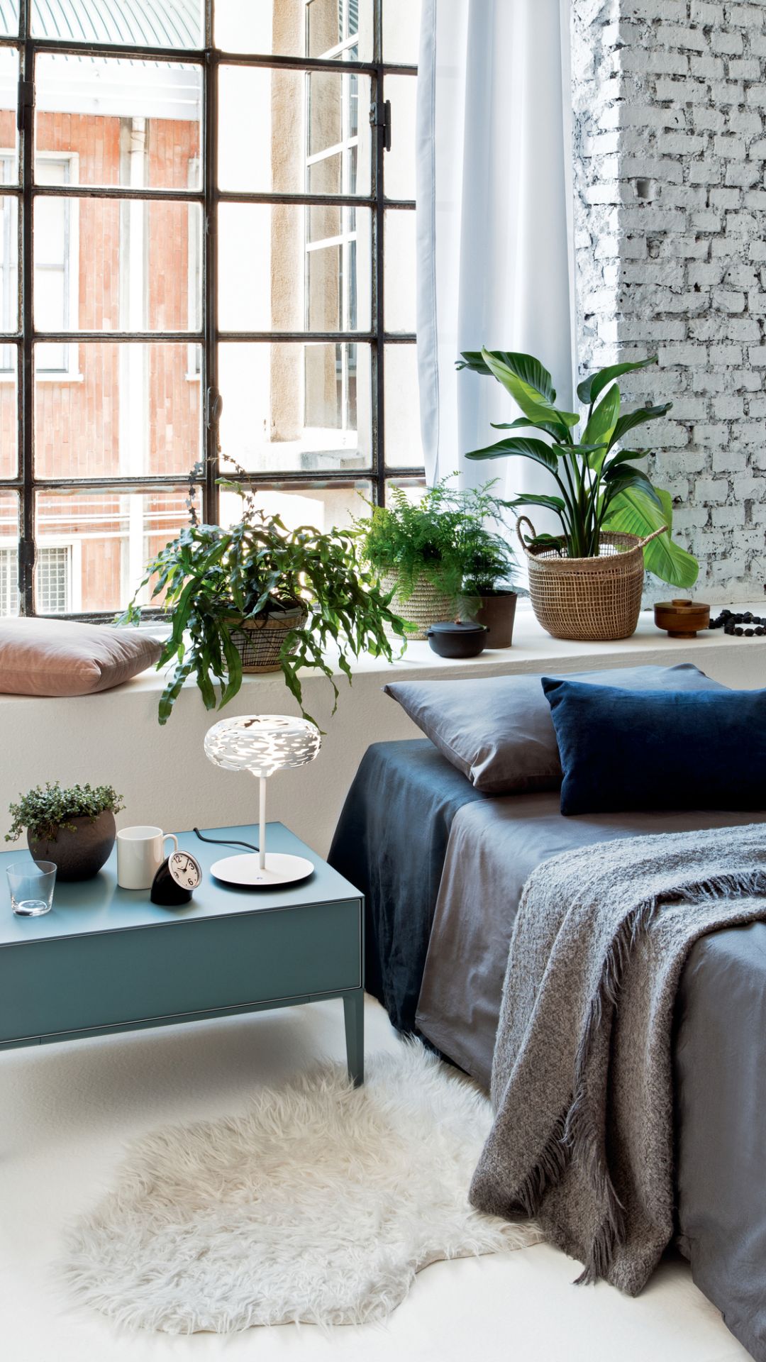 BM11 Barklamp Tischleuchte von Alessi auf Nachttisch im Schlafzimmer. Moderne Edelstahl Lampe.