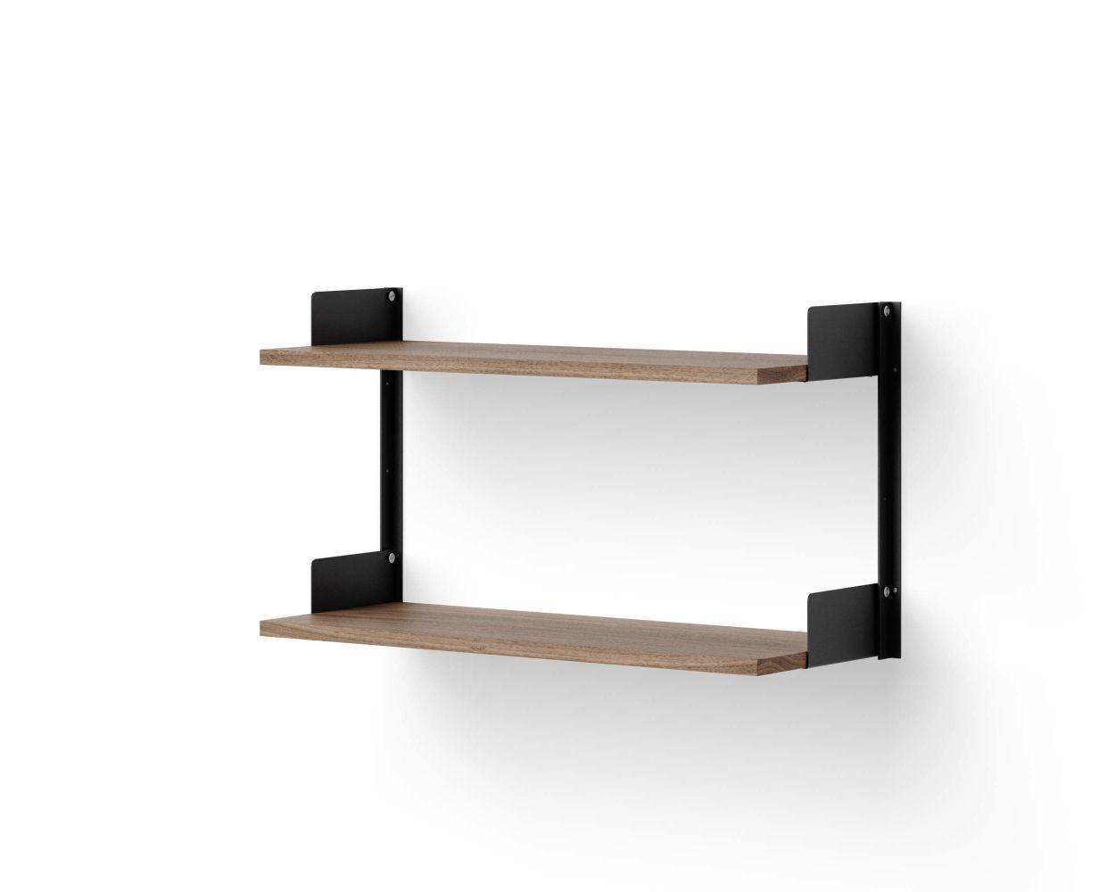 New Works Wandregal 450 in Walnuss mit zwei Regalböden und schwarzen Halterungen.