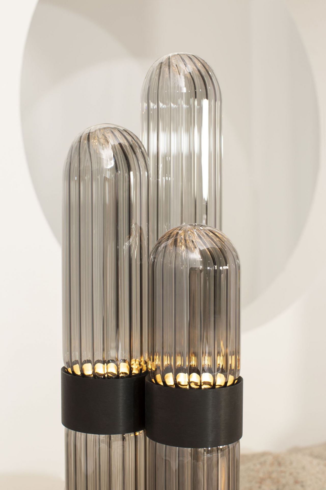 Nahaufnahme der Cactus Stehleuchte von Pulpo, transparentes Glas mit schwarzem Sockel.