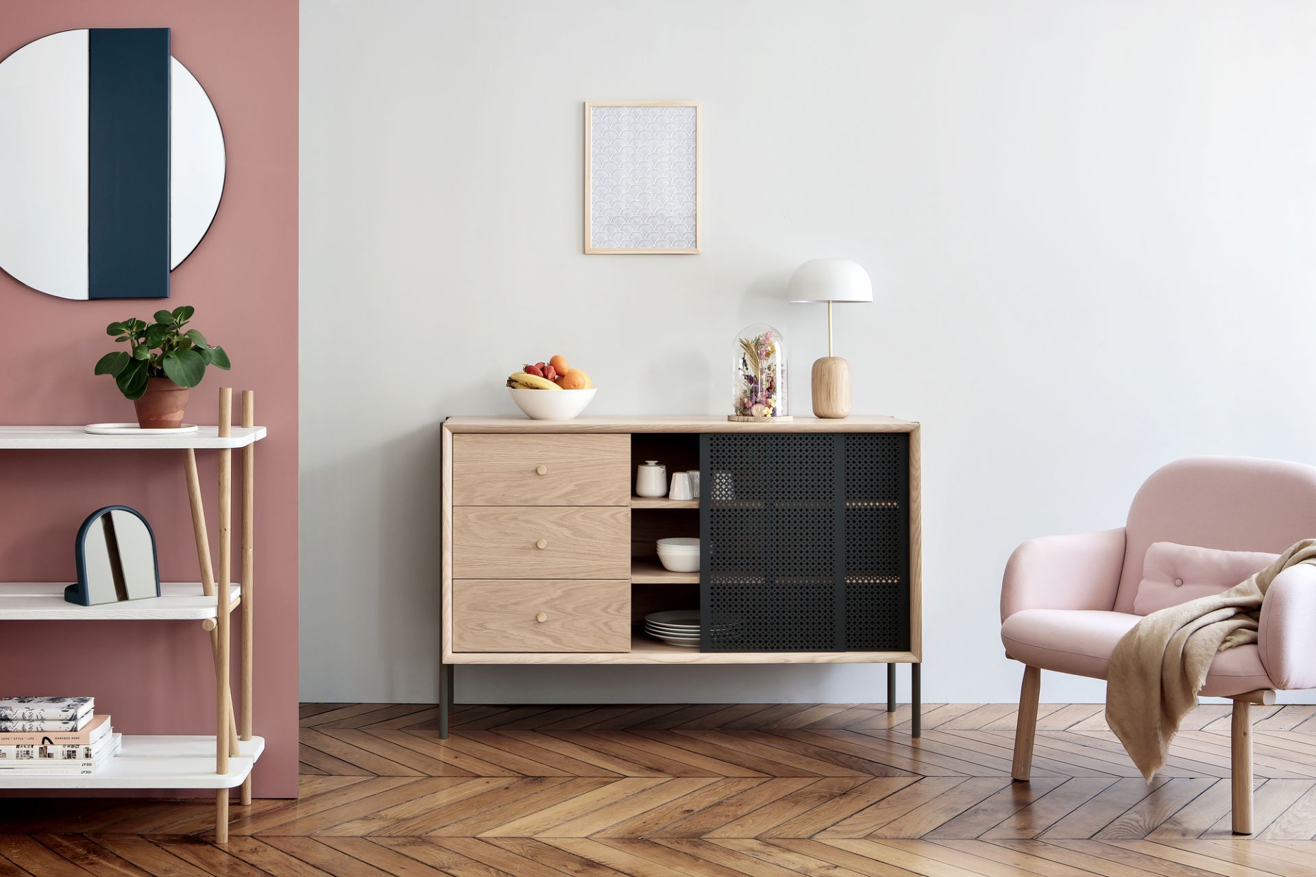 Gabin Sideboard von Hartô: Modernes Holz Sideboard mit Schiebetür und Schubladen im Wohnzimmer.