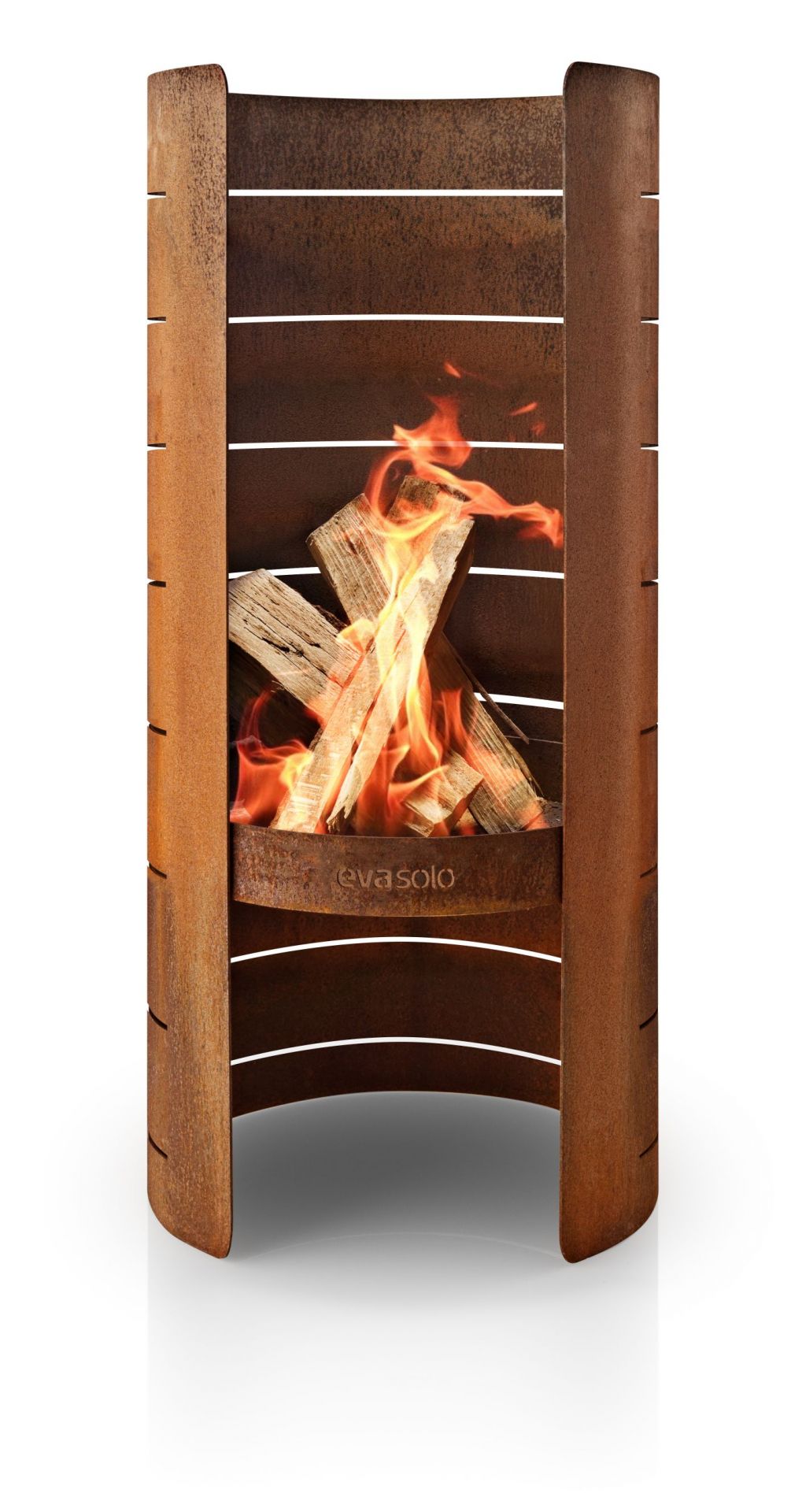 Eva Solo FireCylinder Gartenkamin mit brennendem Holzfeuer, rustikaler Stahl-Look für gemütliche Gartenabende.