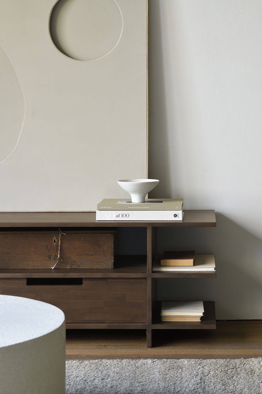 Kabuki TV Anrichte von Ethnicraft: Dunkelbraunes Teakholz Lowboard mit zwei Schubladen und offenen Regalfächern.