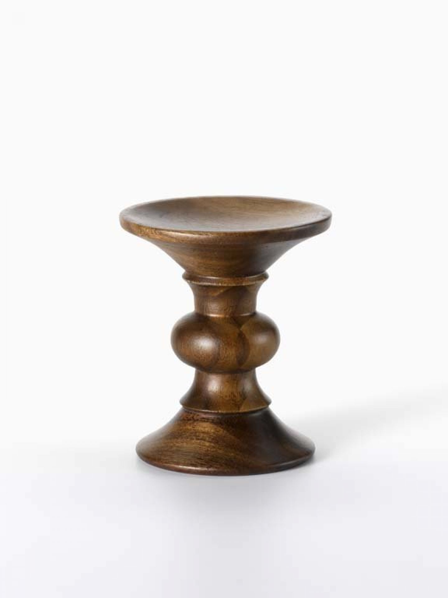 Miniatur Stool Modell B von Vitra, aus dunklem Holz, auf weißem Hintergrund.