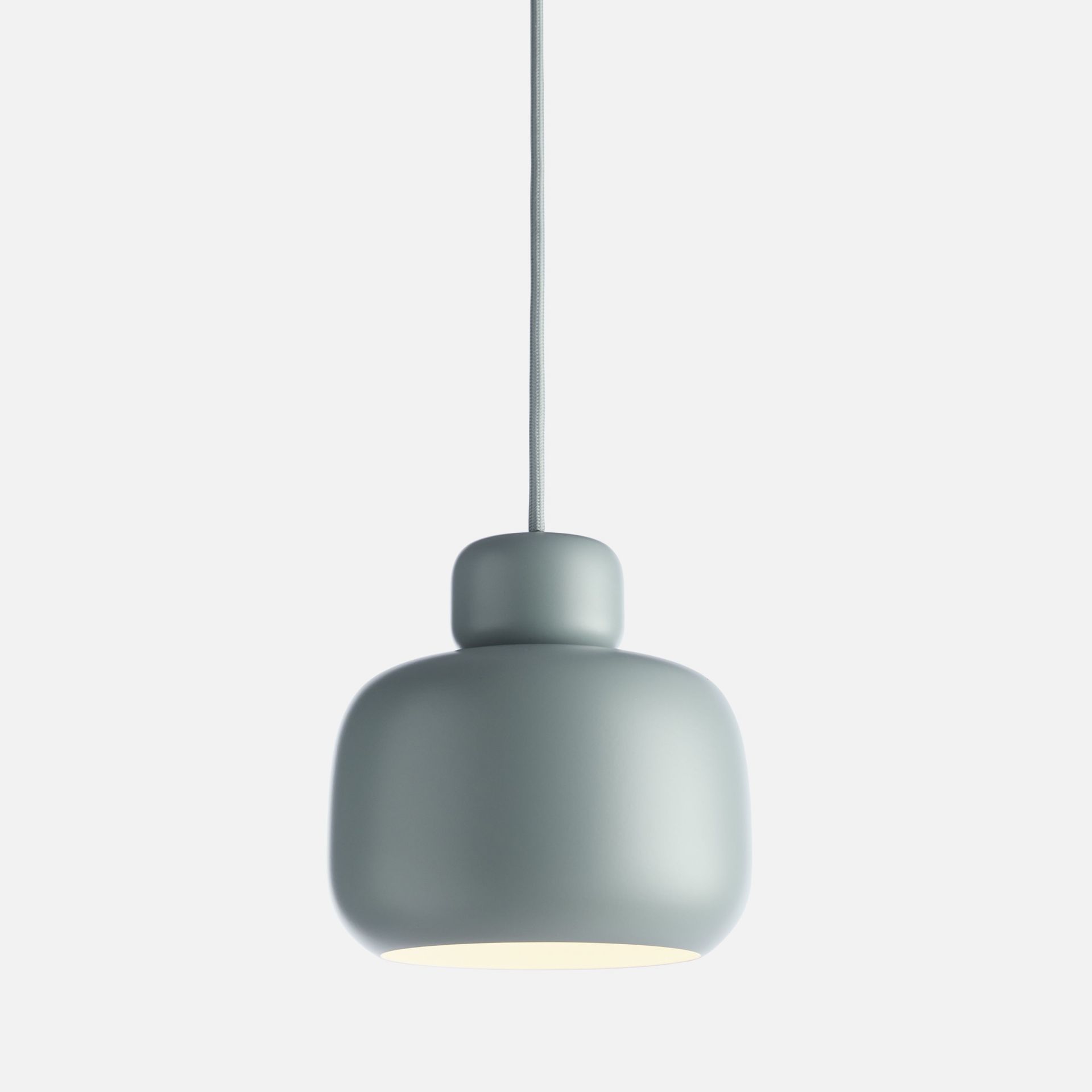 Mintfarbene Stone Pendant Pendelleuchte von Woud, moderne Hängelampe für Wohnzimmer und Esszimmer.