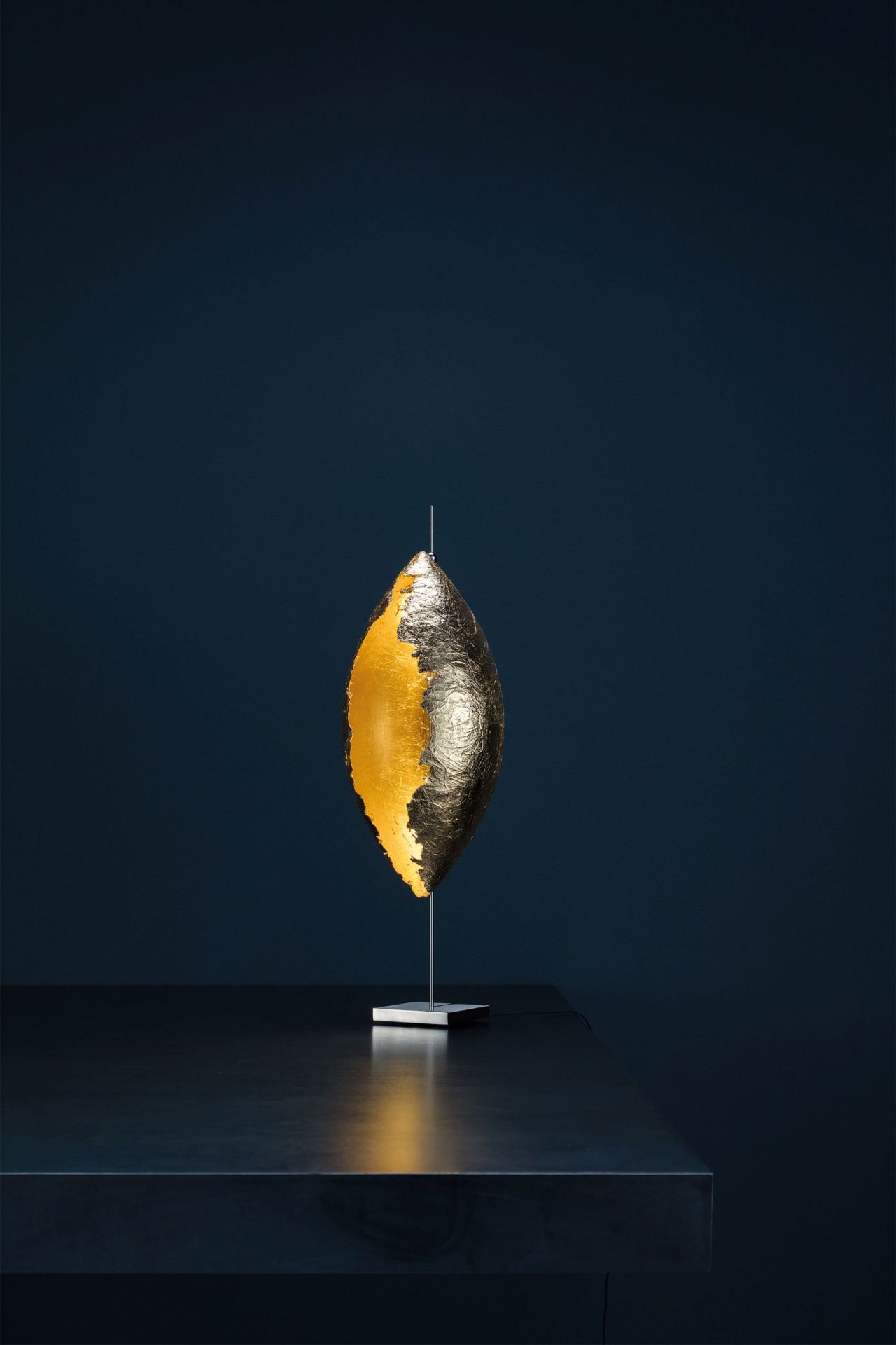 Malagolina Tischleuchte von Catellani & Smith, goldene Blattoptik, modernes Design für Wohnzimmer und Schlafzimmer.