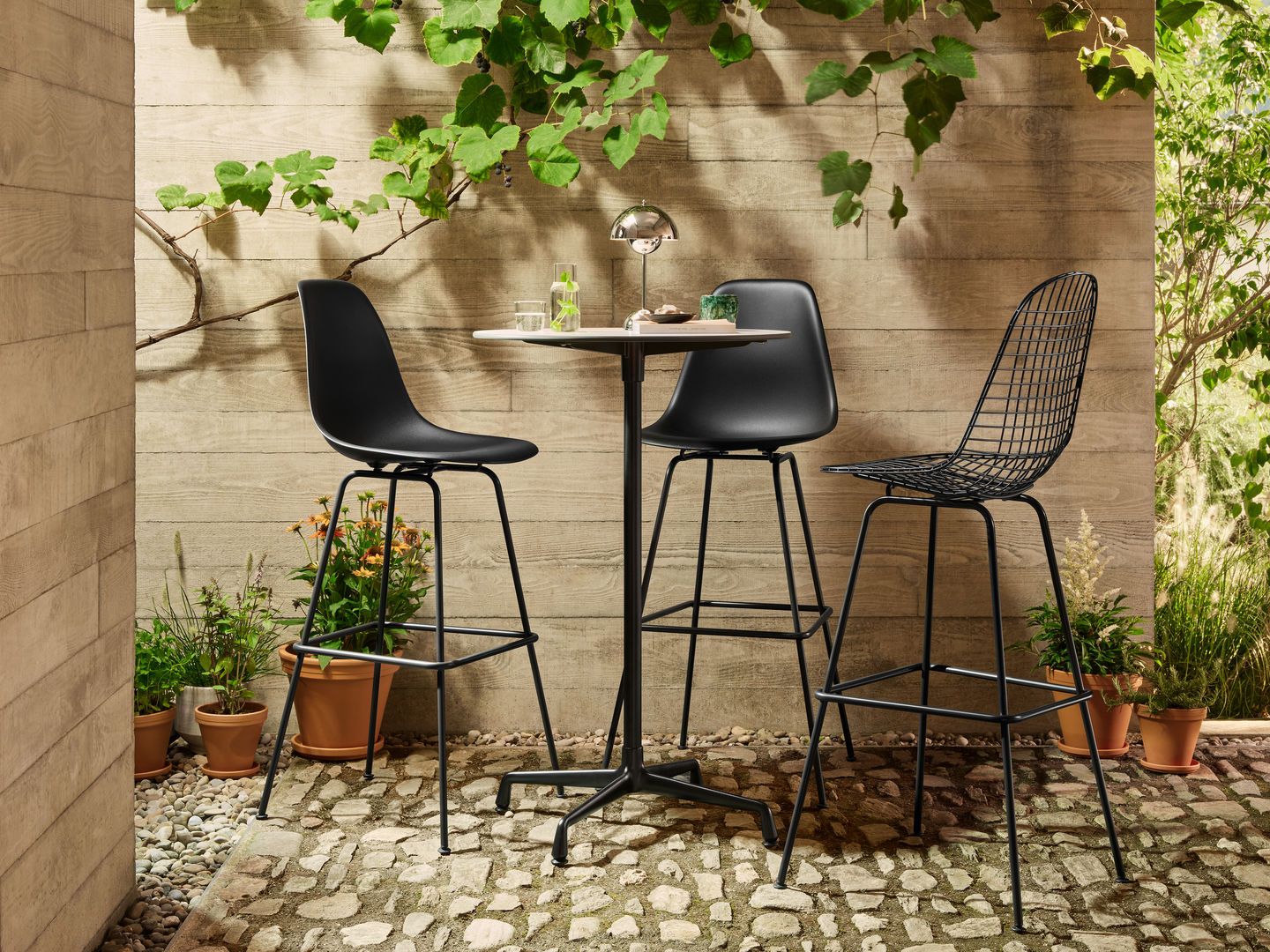 Eames Wire Bar Stool Barhocker High mit Sitz- und Rückenpolster Vitra