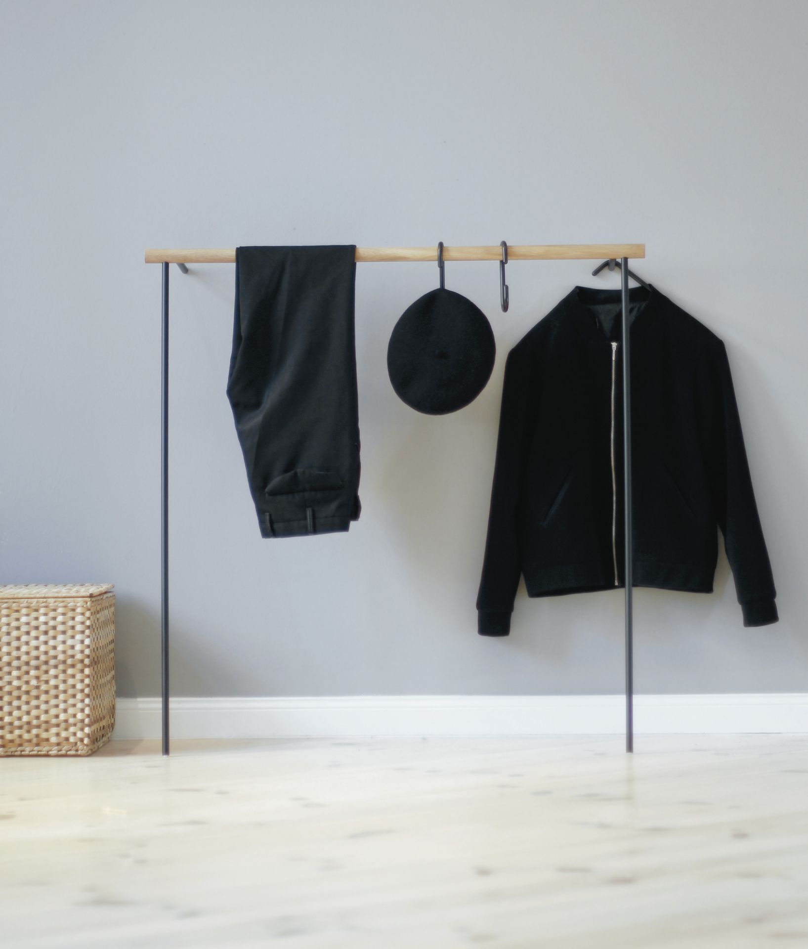 Little Leanon II Stummer Diener in Schwarz von Roomsafari mit Hose, Jacke und Mütze.