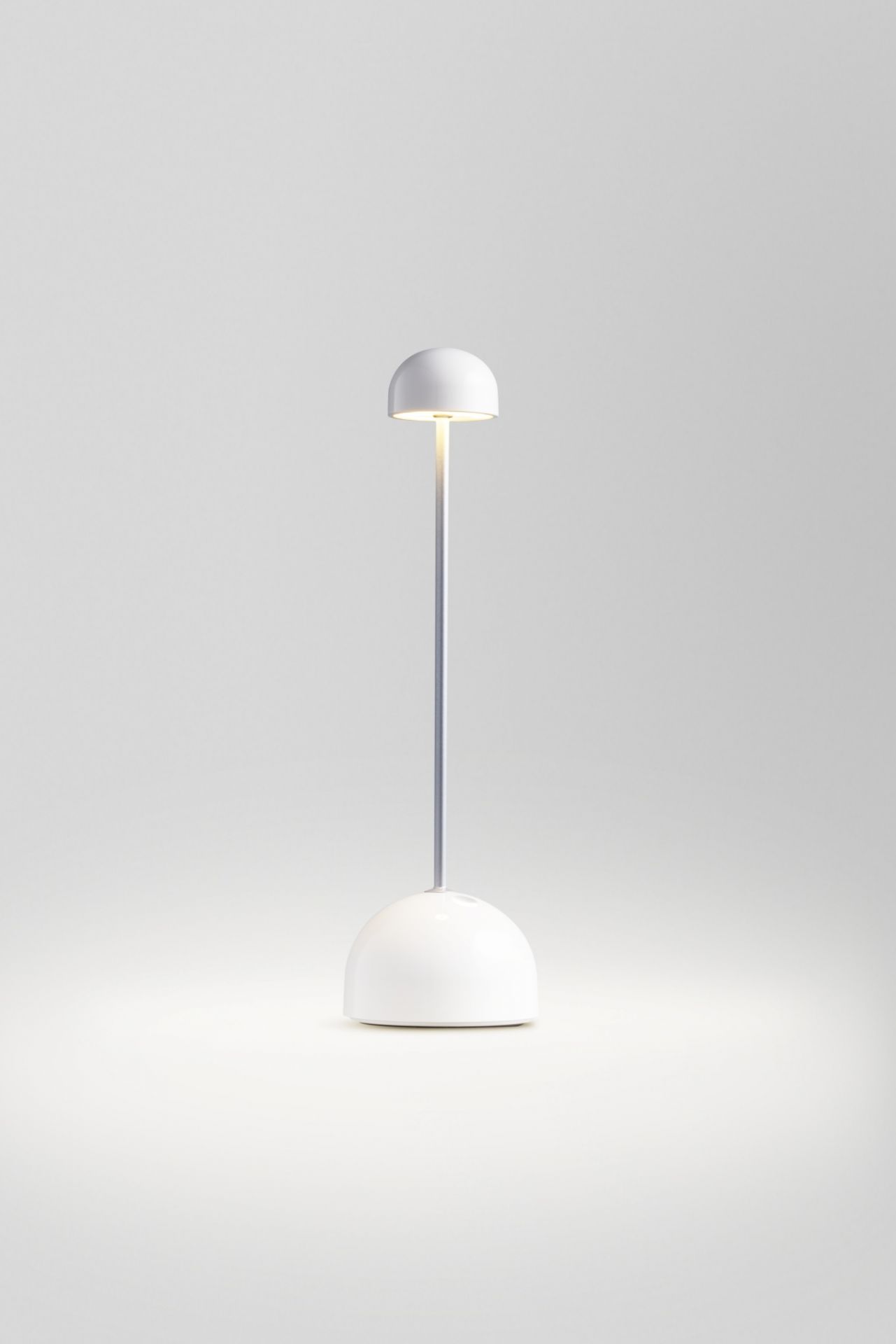 Sips Akkuleuchte von Marset in Weiß und Silber: Moderne Tischleuchte für stimmungsvolles Licht.