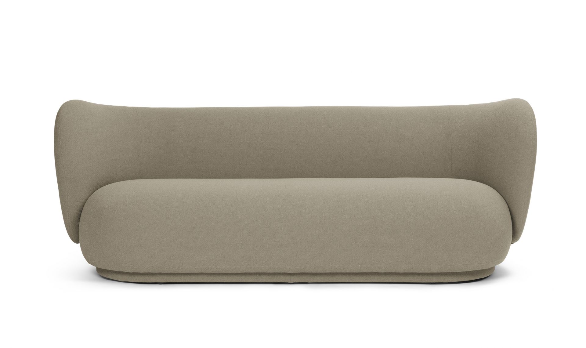 Beiger Rico Sofa 3-Sitzer von Ferm Living mit weichen, organischen Formen auf weißem Hintergrund.