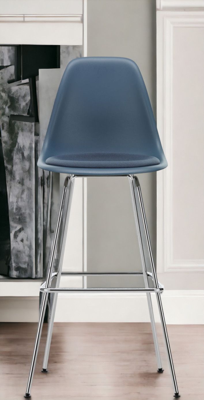 Blauer Eames Plastic Bar Stool Barhocker High von Vitra mit Sitzpolster und Chromgestell.