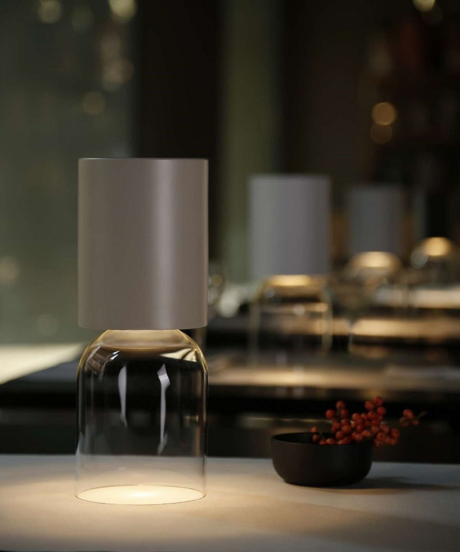 A02R1 NUI Mini Tischleuchte von Luceplan in Sand: Akkuleuchte für den Außenbereich.