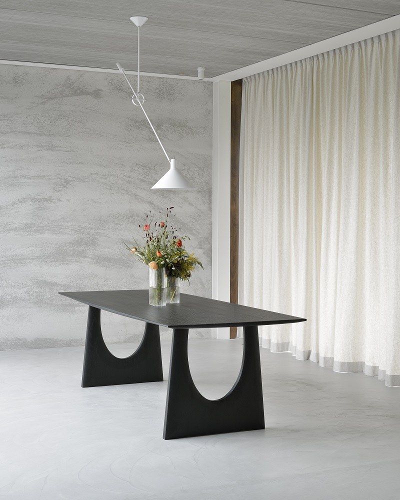 Schwarzer Geometric Esstisch aus Eiche von Ethnicraft mit Blumen in minimalistischem Raum.