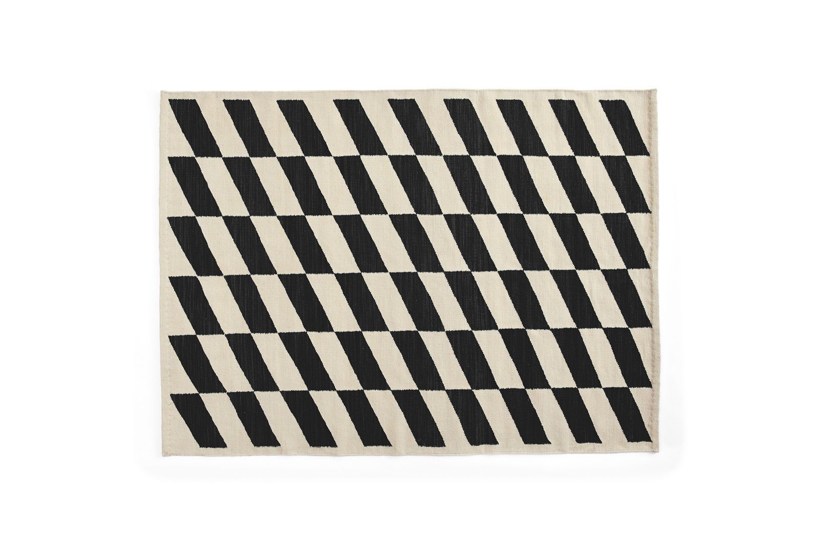 Shift Kelim Teppich von Hay mit grafischem Muster in Schwarz und Beige.