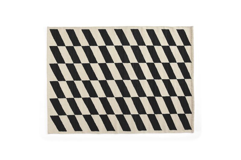 Shift Kelim Teppich von Hay mit grafischem Muster in Schwarz und Beige.