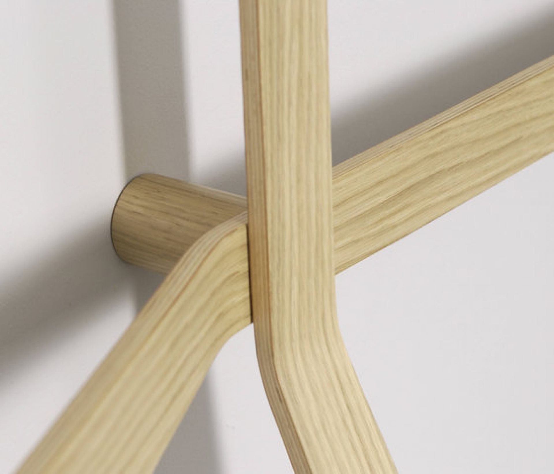 Detailaufnahme der Lili Wandgarderobe von Mox aus hellem Holz, moderne Wandaufhängung.