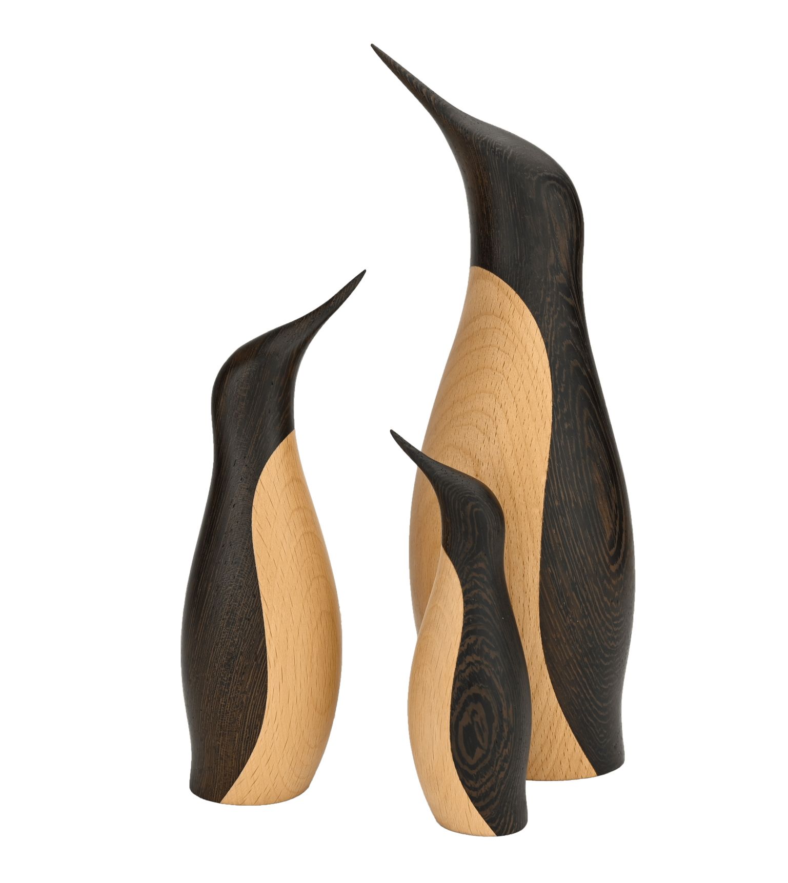 Drei Pinguin Holzfiguren von Architectmade, helles und dunkles Holz, dekorative Holzobjekte.