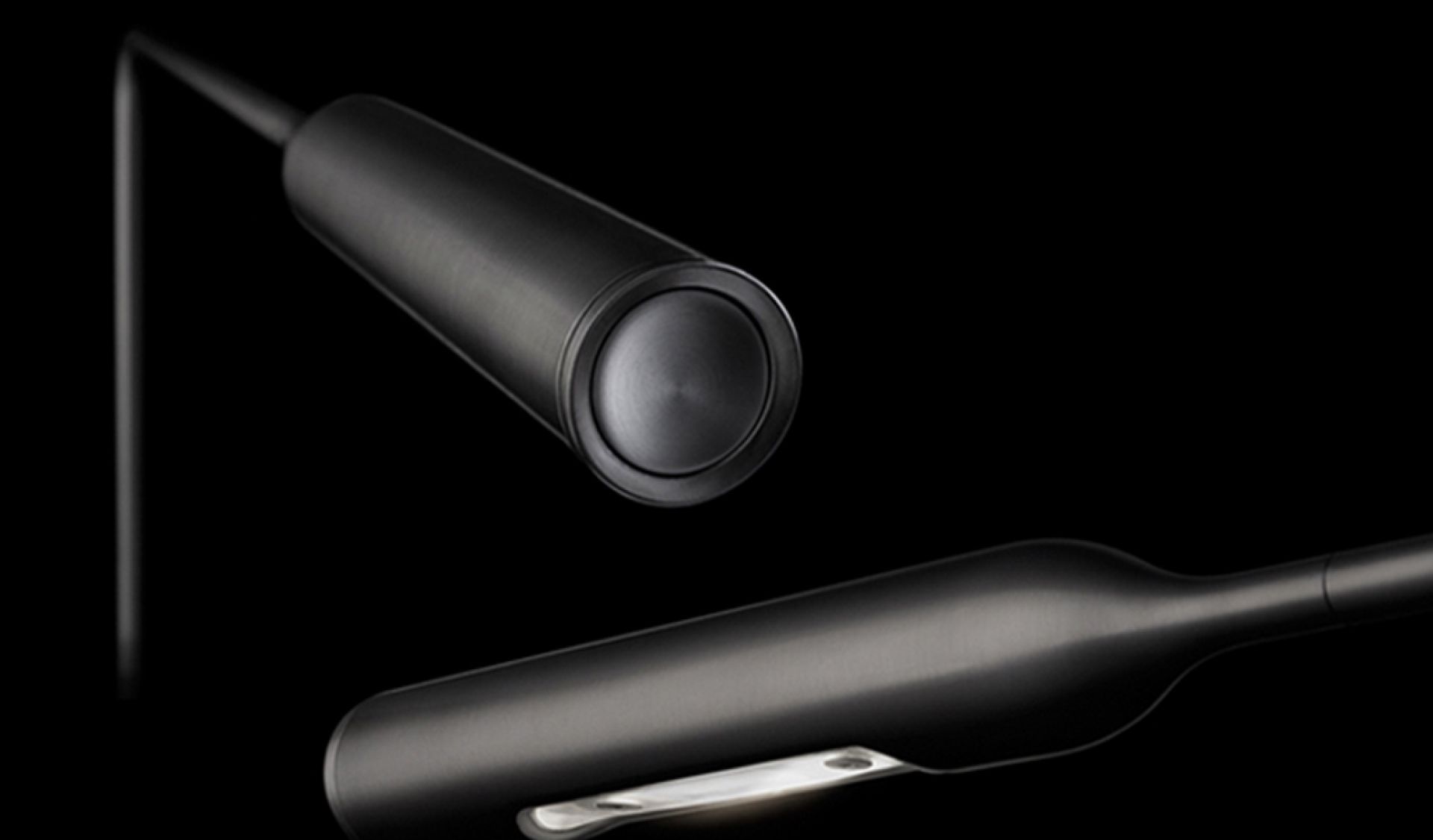 Nahaufnahme der schwarzen Flo Nachttischleuchte Lumina, moderne LED-Lampe für Schlafzimmer und Nachttisch.