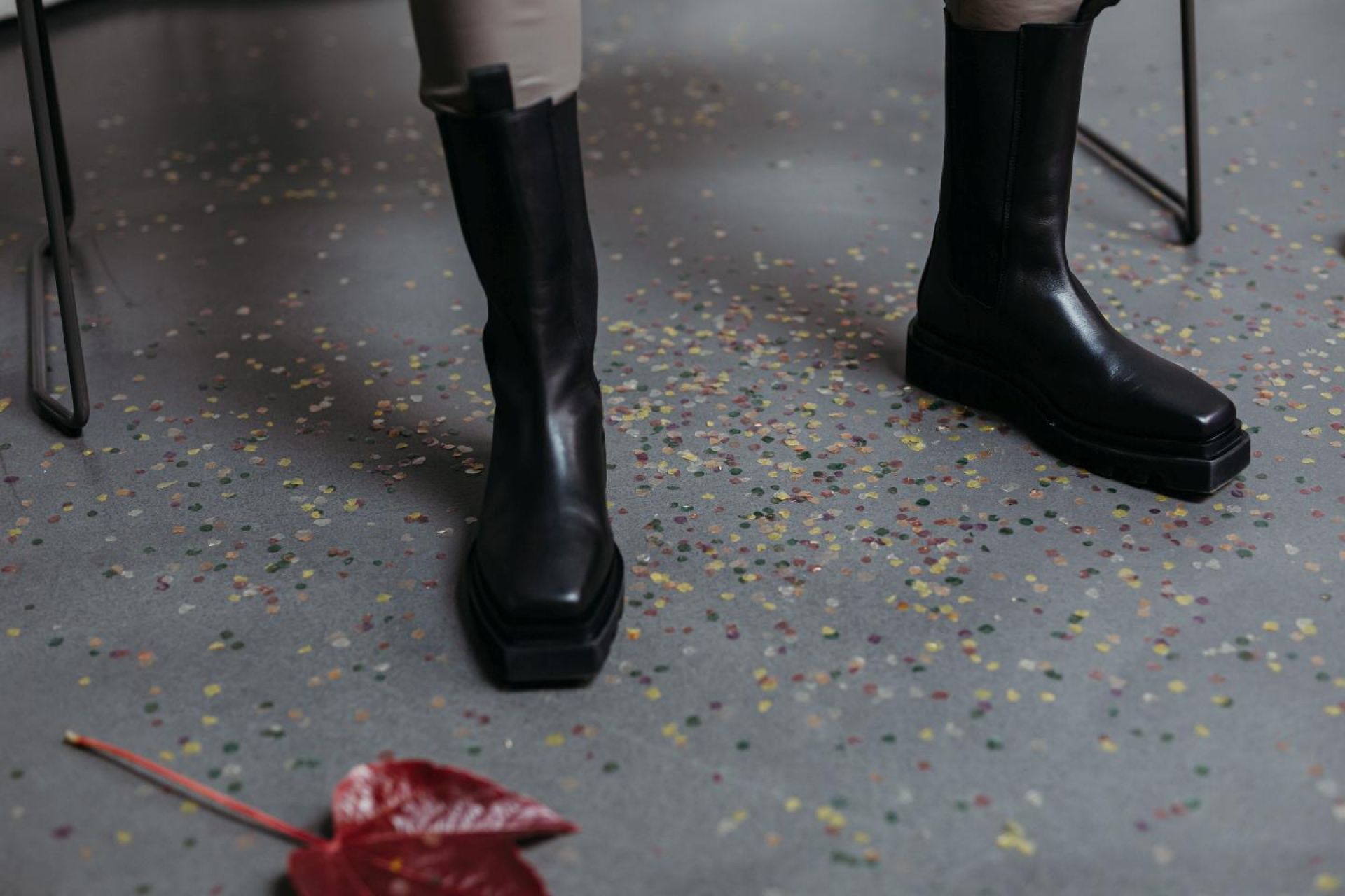 D:004 Bank Waldgrün Fuchs & Habicht: Detailaufnahme der grünen Bank mit Fuchs- und Habicht-Motiven.