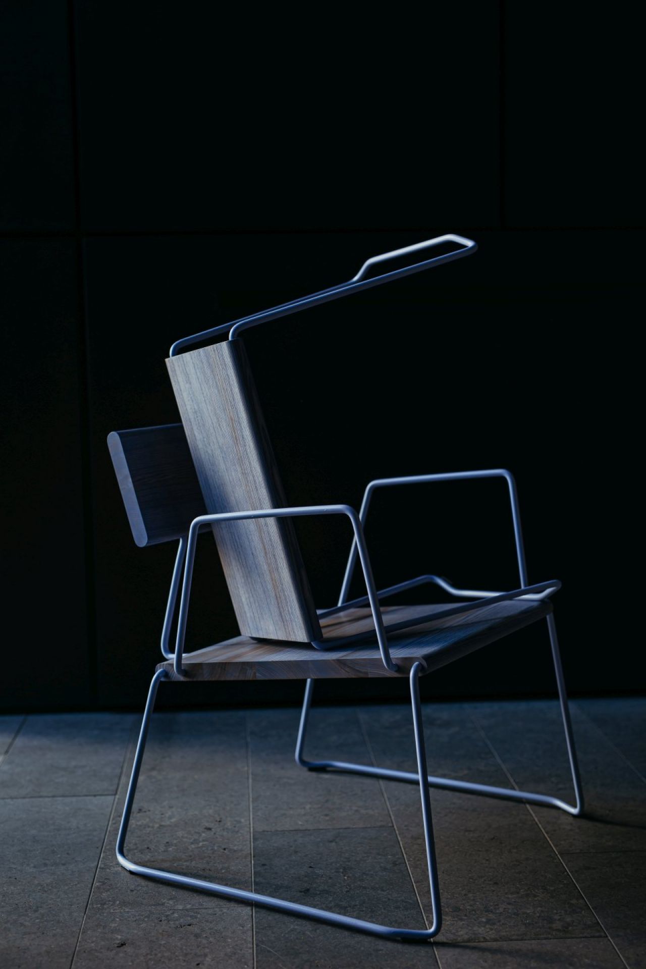 Moderner Holzstuhl mit Metallgestell, Teil der D:003 Kollektion von Fuchs & Habicht.