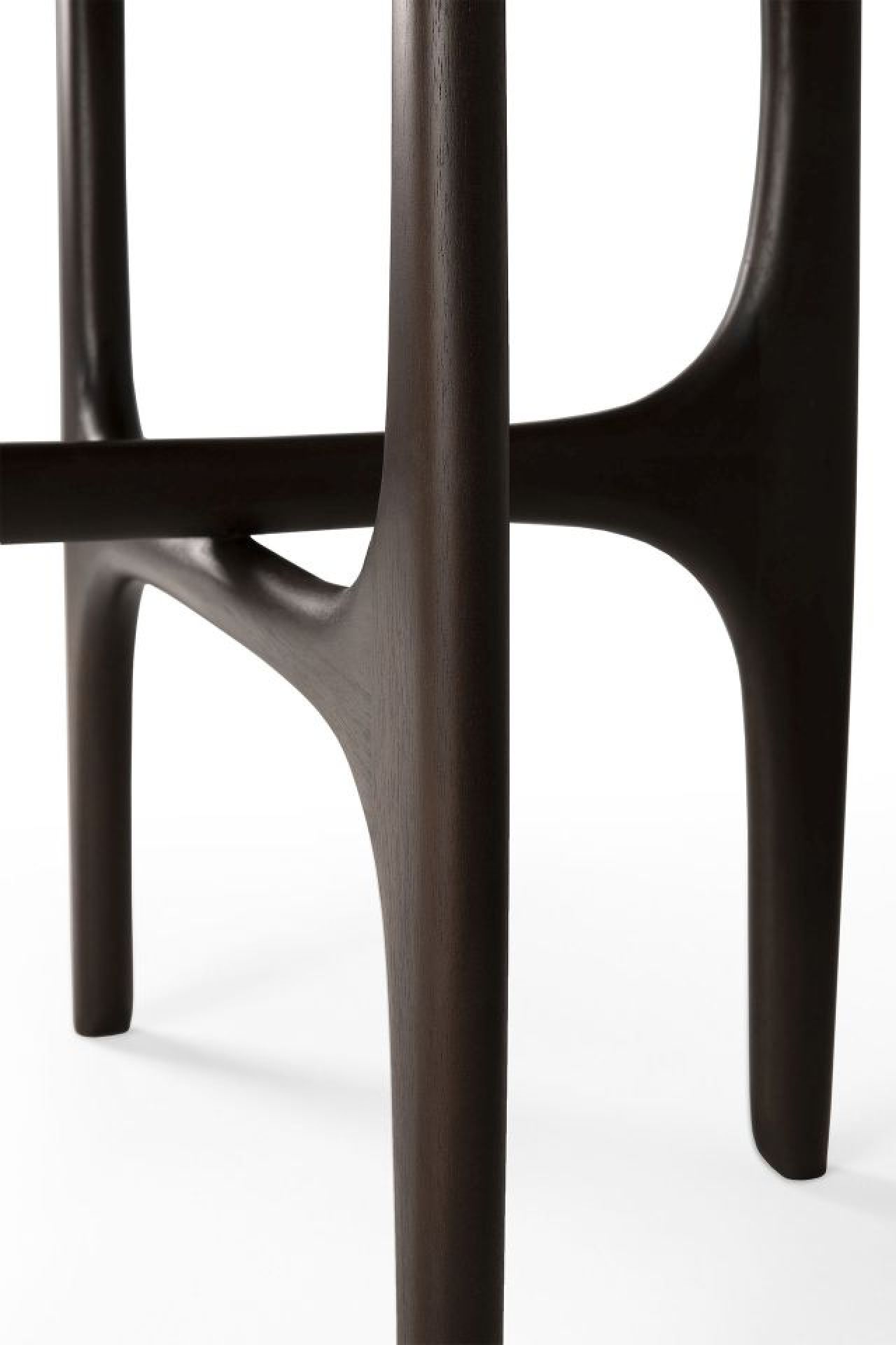 Detailaufnahme: Ethnicraft PI Beistelltisch aus dunkelbraun lackiertem Mahagoni-Holz. Design Tisch mit filigranen Beinen.