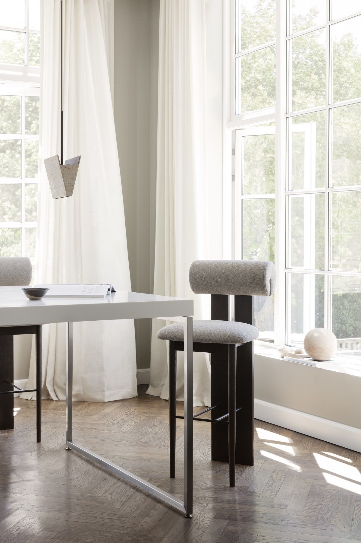 Hippo Barhocker von NORR11, grauer Stoffbezug, dunkles Holzgestell, moderner Barstuhl für Küche oder Bar.