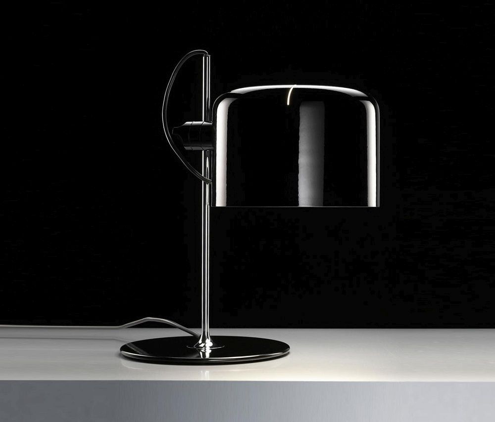 Nahaufnahme der Oluce Coupé Tischleuchte in Weiß, modernes Design für Wohnzimmer und Büro.